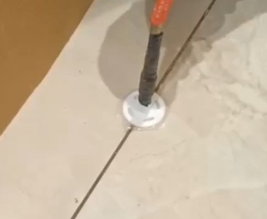 海勃湾瓷砖空鼓维修公司专业解答瓷砖在铺贴过程中，如果没有涂抹均匀到位的粘结材料（如水泥砂浆或瓷砖胶），可能会导致以下问题